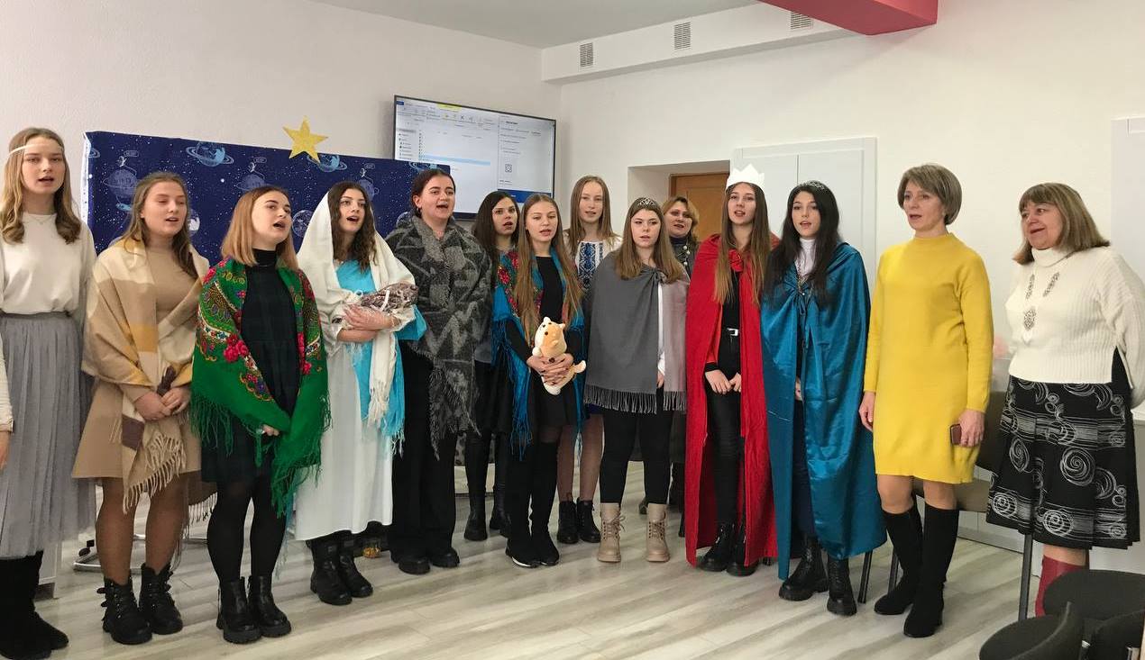 Разом із студентами колядки виконували і викладачі